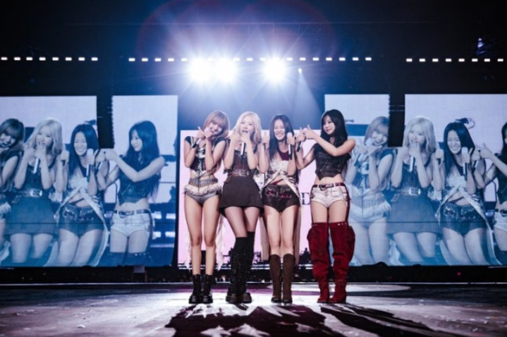 BLACKPINK唱翻温布利！辣妹合唱《Wannabe》惊喜现身，全场尖叫掀翻体育场
