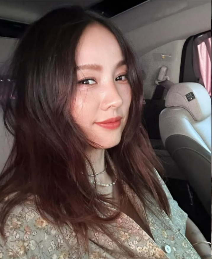 李孝利开瑜伽馆立规矩：练习时禁止拍照，只能课后合影！