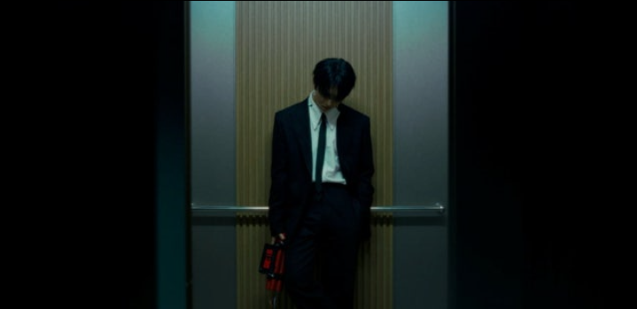 KINO10月回归前公开先行曲《CSC》，以电子摇滚MV呈现职场解压主题