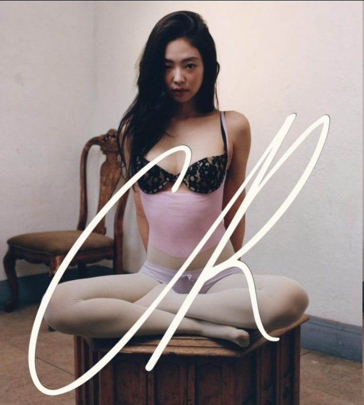 从练习生到全球巨星：Jennie登《CR Fashion Book》封面