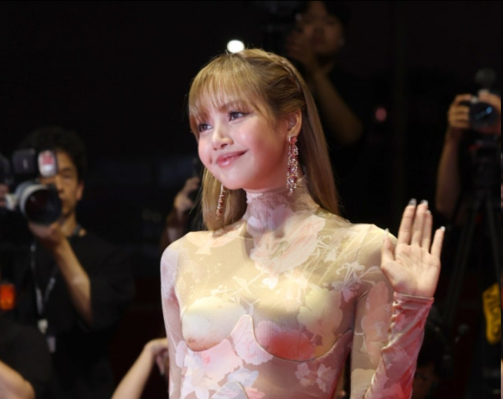 追剧也上头！Lisa晒《暴君厨师》截图，在线表白男主李采民