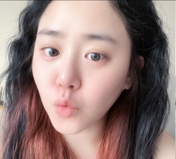 文根英晒天然卷发秀V脸！术后重生颜值巅峰，素颜自拍美到不敢认