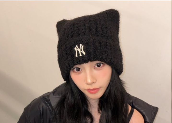 Karina化身人间布偶猫！毛帽遮颜难掩高级美貌，慵懒眼神狙击全场