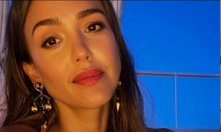 杰西卡·阿尔芭与《壮志凌云》男星澳洲海滩十指紧扣，姐弟恋甜蜜公开