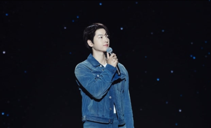 宋仲基举办“Stay Happy”粉丝见面会，与粉丝互赠幸福缔结心灵契约