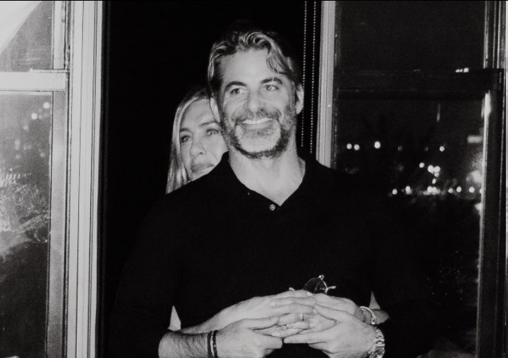 安妮斯顿甜蜜认爱催眠师男友，生日拥吻照引爆祝福狂潮