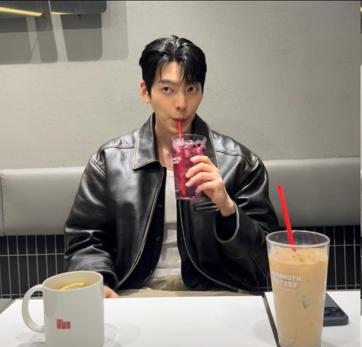 金宇彬咖啡店偶遇照曝光！自带暖男滤镜，站在广告前都像在拍杂志