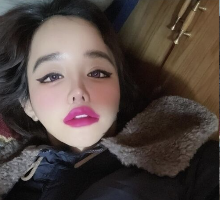 浓妆暗藏汹涌？朴春晒照再引健康担忧，粉丝喊话：先治心再营业！