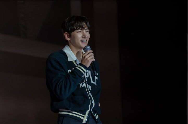 池昌旭宠粉无极限！粉丝见面会即兴卡拉OK，亲自准备礼物抽奖