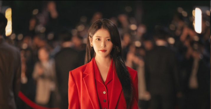 21世纪大君夫人什么时候上映，IU边佑锡双人照公开红黑对决