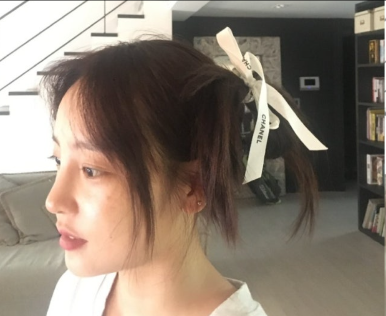 挚友公开具荷拉未公开照片 天使容颜永驻人间