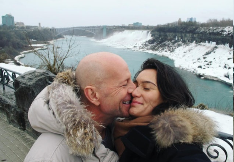 影星布鲁斯·威利斯近况曝光：妻子称他被爱围绕，“真的过得很好”