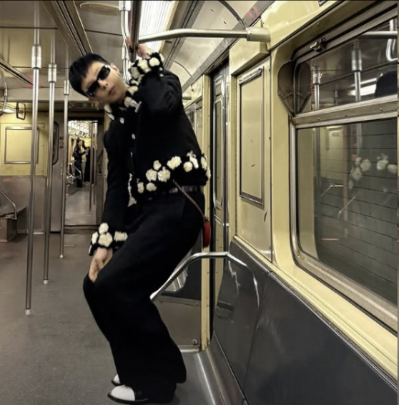 继MAMA舞台争议后，权志龙再陷风波：地铁内不当坐姿引关注