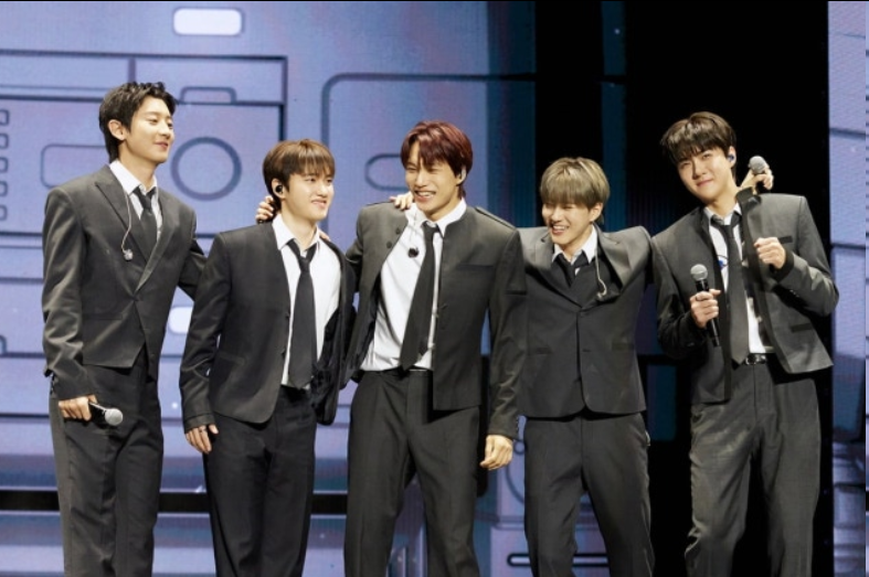 人数减半，热情不减！时隔两年半发新专前夕，EXO举办“怀旧专场”