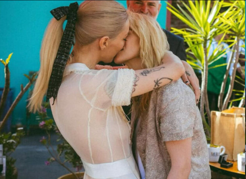 克里斯汀·斯图尔特自曝婚姻“数字力量”，享受与妻子的朗读时光