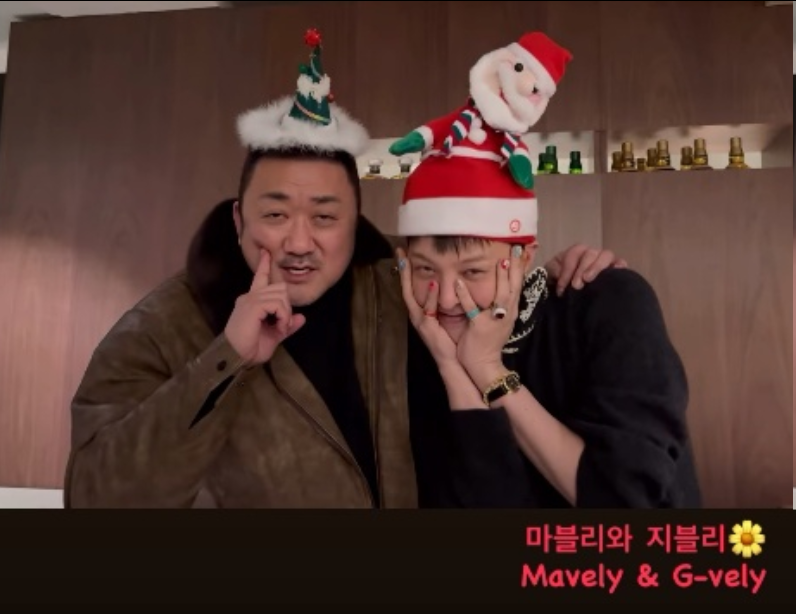 “铁拳”遇上“潮流教主”！马东锡圣诞同框GD，头戴圣诞树跳舞尽显反差萌