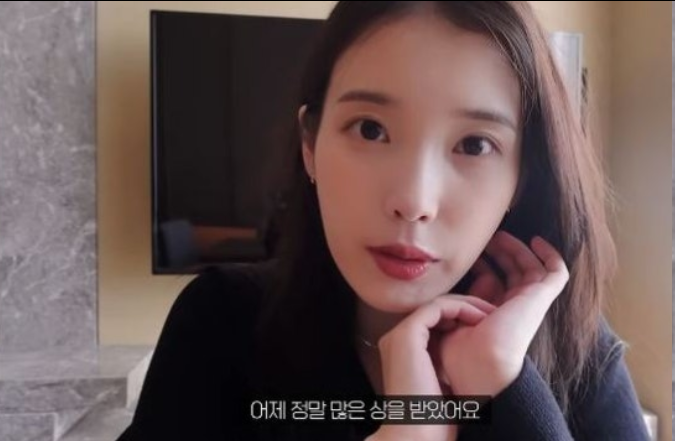 IU刷新个人领奖记录！机舱内分享AAA幕后，坦言从未拿过这么多奖