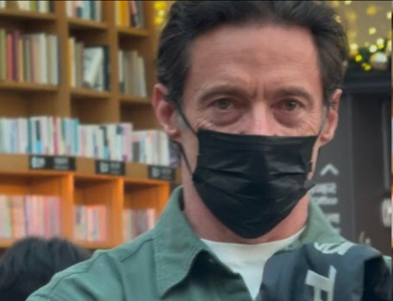 “金刚狼”现身首尔图书馆？休·杰克曼私人行程疑曝光，网友：口罩遮不住的气场！