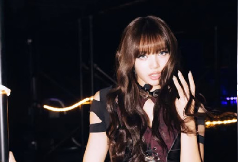 LISA东京巨蛋造型引热议：性感无上限，BLACKPINK完整体回归进入倒计时！