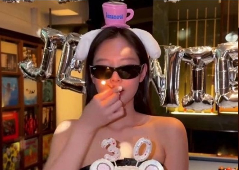 JENNIE30岁派对画面流出：嘴含蜡烛疑影射“抽烟风波”，香槟女郎环绕惹争议