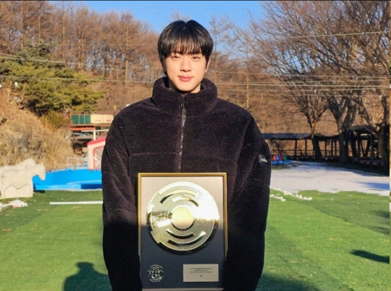 BTS Jin晒奖杯认证照：名品五星官＋逆天大长腿，退伍后颜值再攀巅峰！