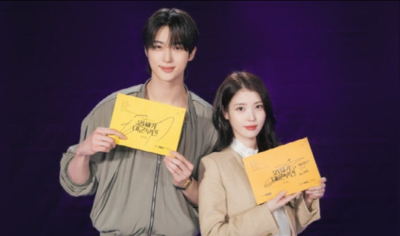 IU × 边佑锡世纪同框！新剧《21世纪大君夫人》剧本研读曝光