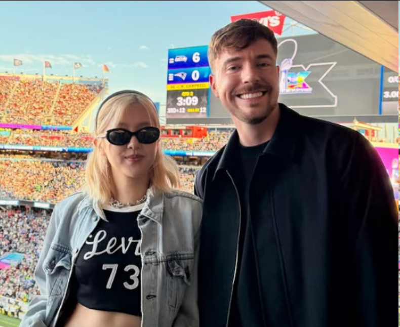 BLACKPINK成员ROSÉ现身超级碗，与4亿粉丝博主MrBeast惊喜同框