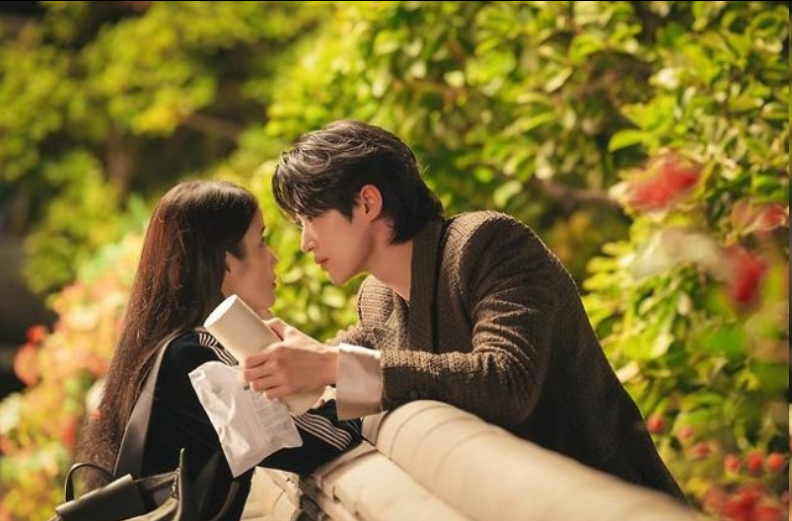 IU、边佑锡新剧开启“契约婚姻”，21世纪皇室先婚后爱！