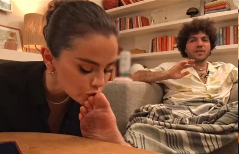 赛琳娜·戈麦斯亲吻丈夫双脚，无惧“肮脏足部”争议大秀恩爱