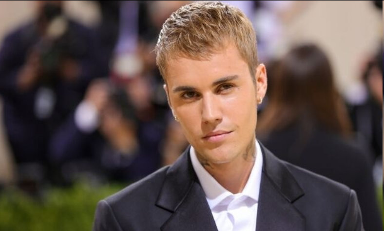 贾斯汀·比伯夫妇现身好莱坞餐厅，因狗仔围堵再次爆发冲突