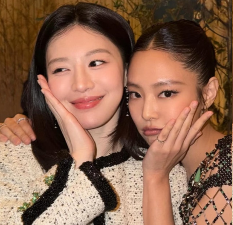 香奈儿大秀最美瞬间：珍妮、高允贞巴黎亲密贴脸，透视装尽显极致火辣！