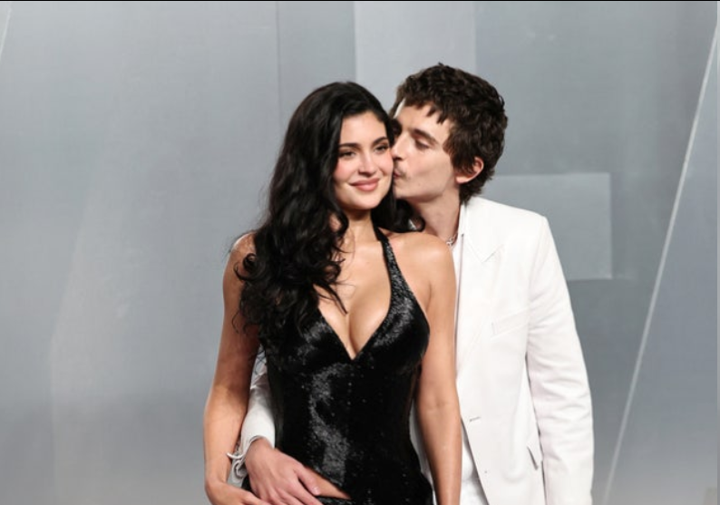 奥斯卡红毯甜翻了！甜茶与凯莉公开热吻，知情人爆料：两人已在秘密计划生娃？