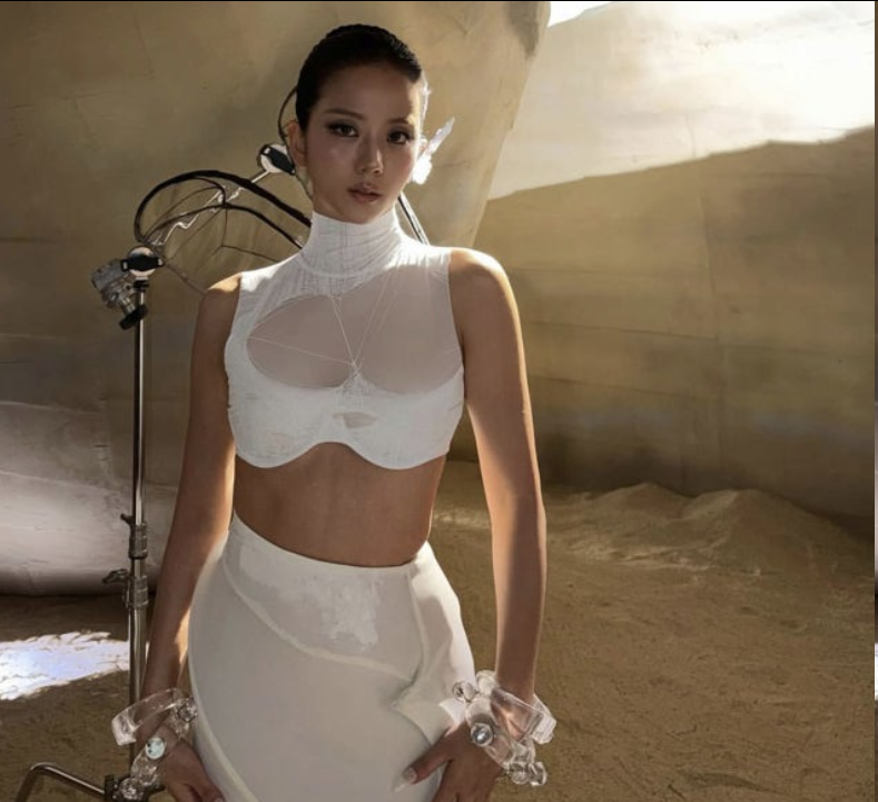 人间迪奥再现！BLACKPINK 智秀最新画报曝光：极致光影下的纯白诱惑