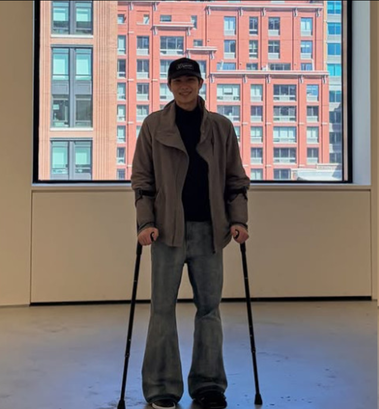 BTS队长RM遭遇脚踝骨伤后公开近况，带伤坚持回归舞台！