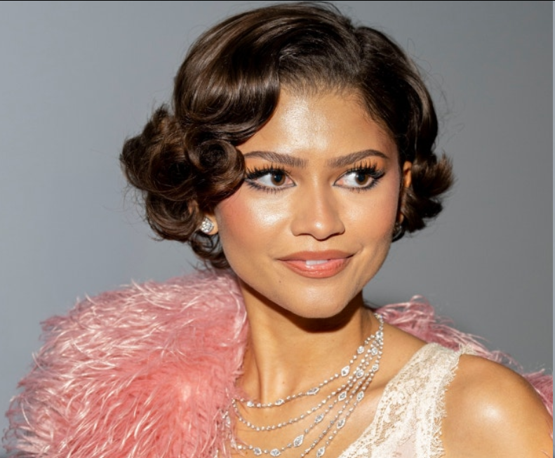 赞达亚巴黎惊艳亮相！羽毛外套配透视裙，男友荷兰弟低调现身力挺