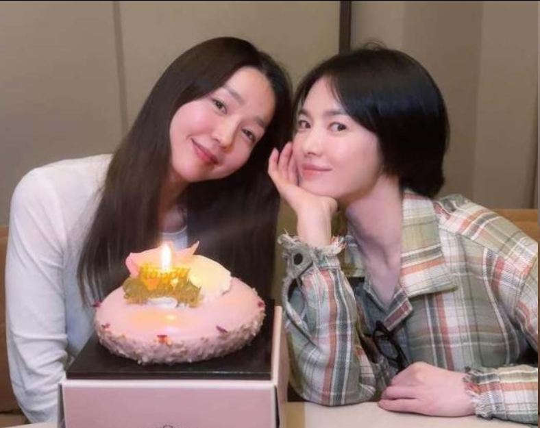 宋慧乔晒近照：与定居美国的好友李真再同框，20年神仙友谊惹人羡！