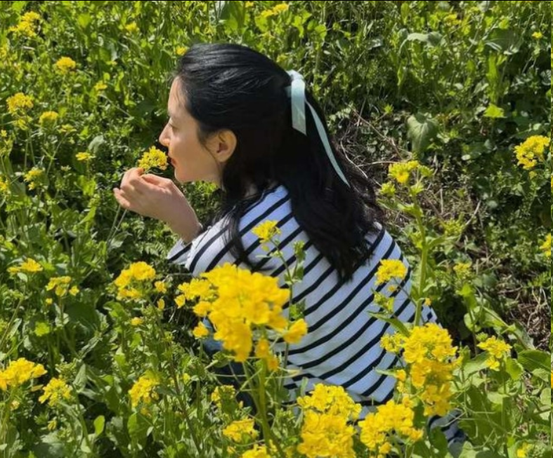 李英爱分享济州岛治愈日常：花海笑颜纯真，揭秘其百亿富豪丈夫背景