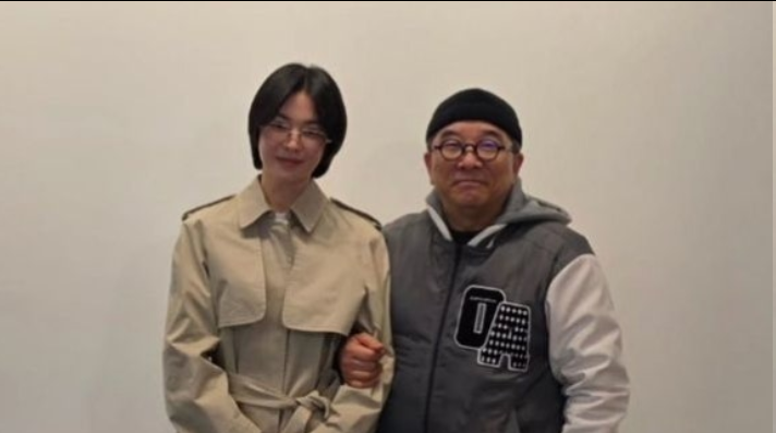 忘年交重聚！金秀哲办画展宋慧乔惊喜现身，挽手合影尽显前后辈情谊