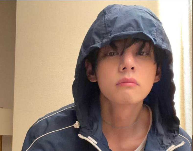 防弹少年团 V 晒《Arirang》活动照，连帽风衣造型十分吸睛