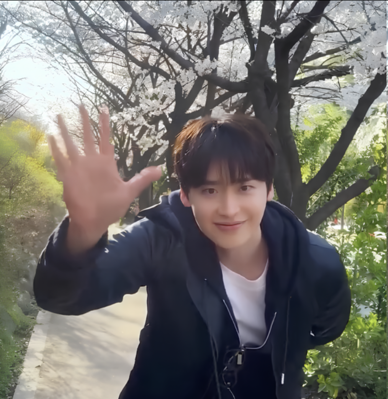 李钟硕晒樱花漫步照展现“男友力”，网友喊话：期待和IU同框！