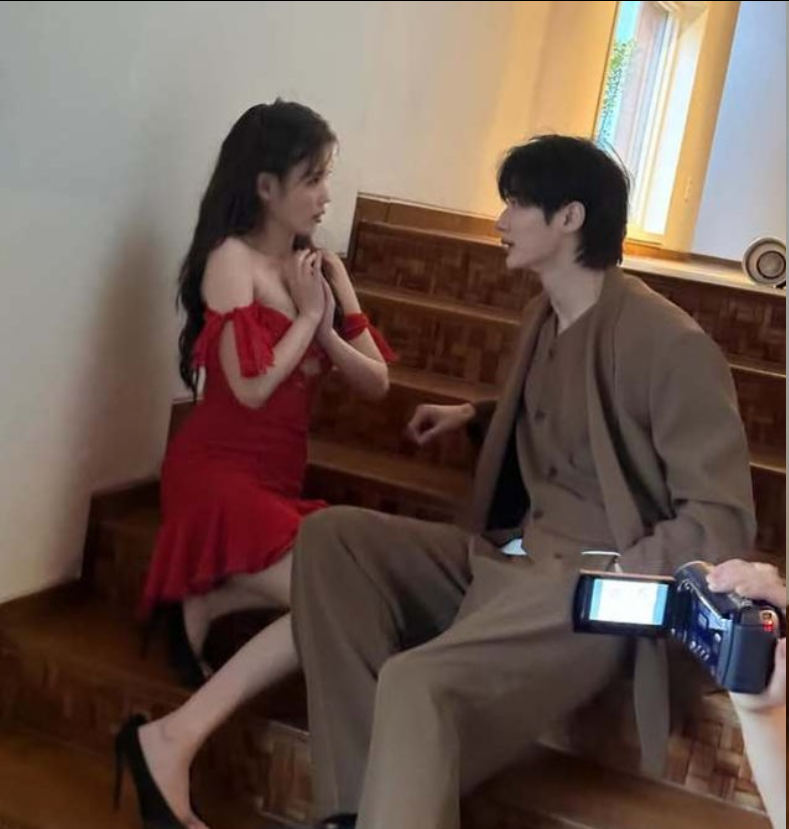 边佑锡公开与IU画报花絮图，新剧《21世纪大君夫人》开播在即CP感拉满