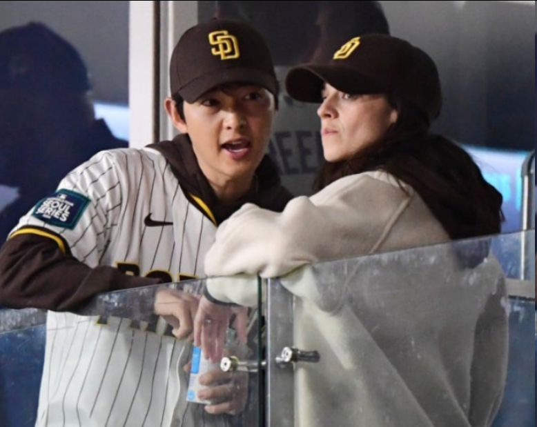 宋仲基夫妇首度同台！“零片酬”助阵残疾人管弦乐团演出，暖心支持公益