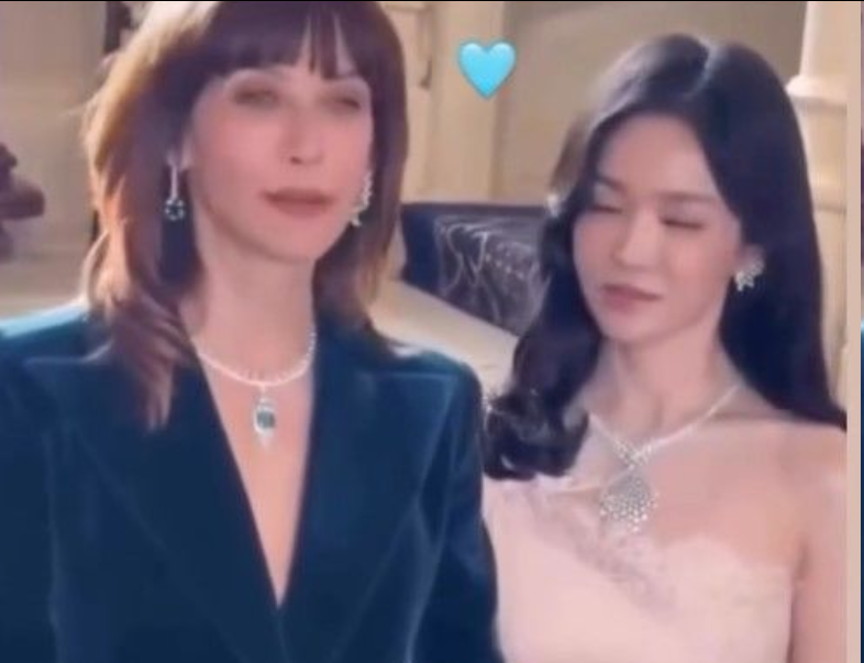 中法女神同框！宋慧乔巴黎同台苏菲·玛索，粉色礼服尽显优雅