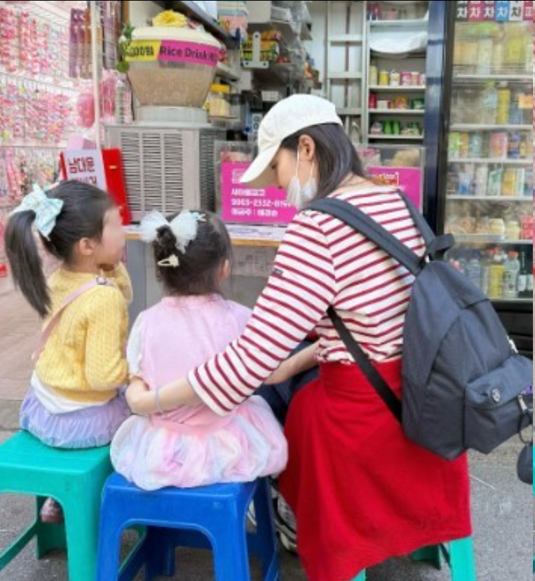 成宥利晒双胞胎女儿近照，萌娃身穿春装逛南大门