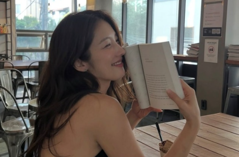 不当爱豆当老板？原女团4Minute南智贤咖啡馆读书近照美出新高度