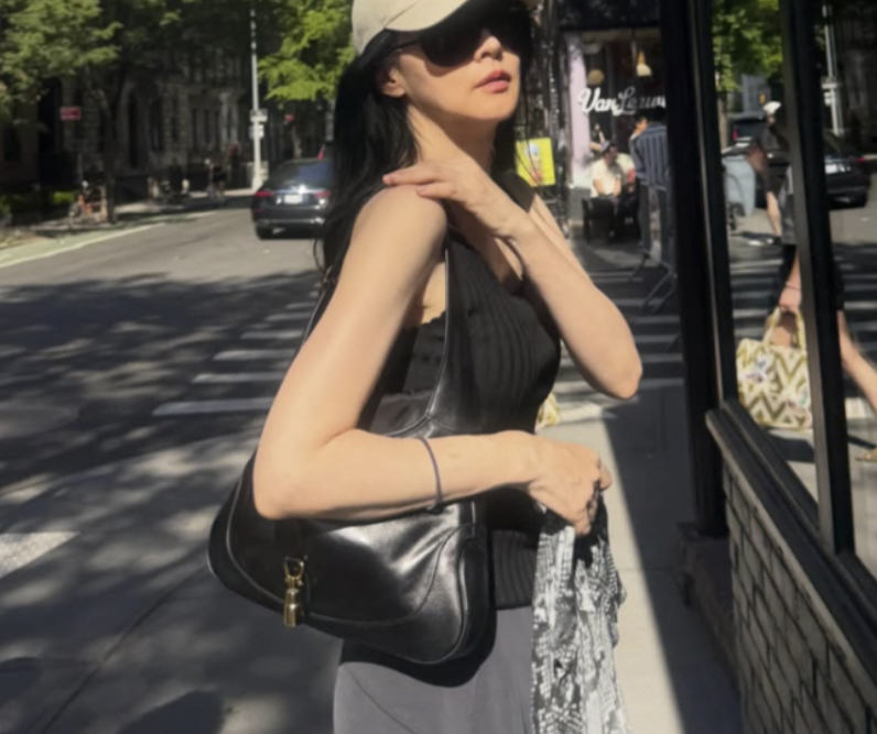 李英爱现身纽约街头！素颜单衣配长裙，“无龄感”状态美成画报