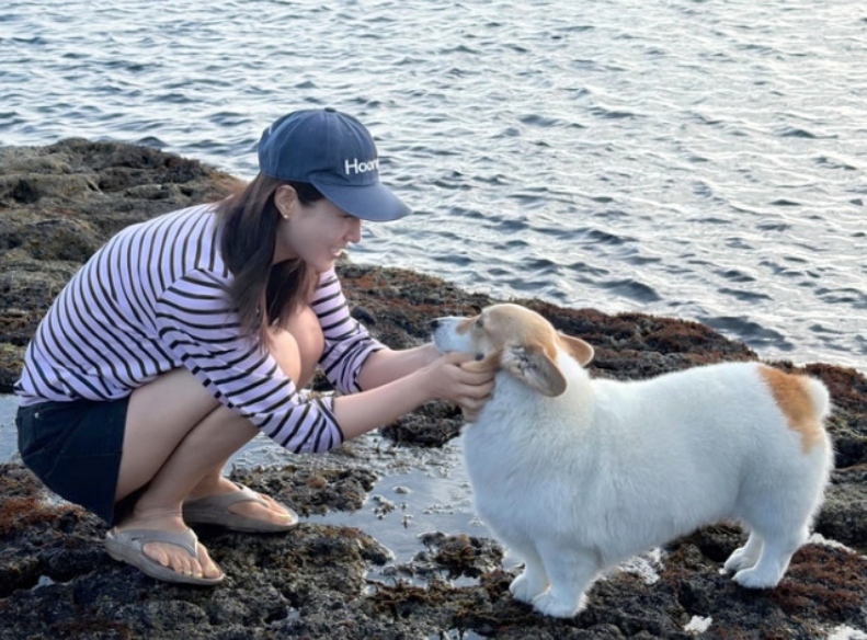 少女时代权俞利分享济州岛日常，穿搭朴素抓海藻，与爱犬海边温馨互动
