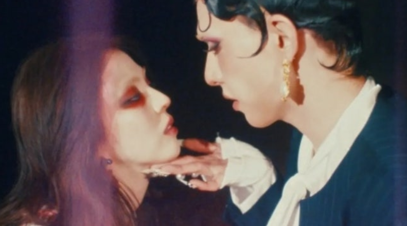 韩素希惊艳出演XLOV新歌MV！伤痕妆搭配冷冽眼神，尽显极致颓废美学