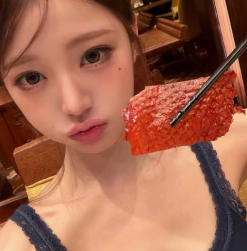 张元英晒北京烤鸭日常，眨眼wink散发极致清纯美