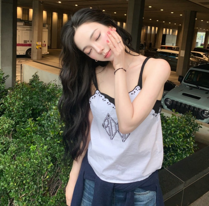 KARINA最新私服照曝光！白背心牛仔裤穿出神级美貌，连侧颜都绝美